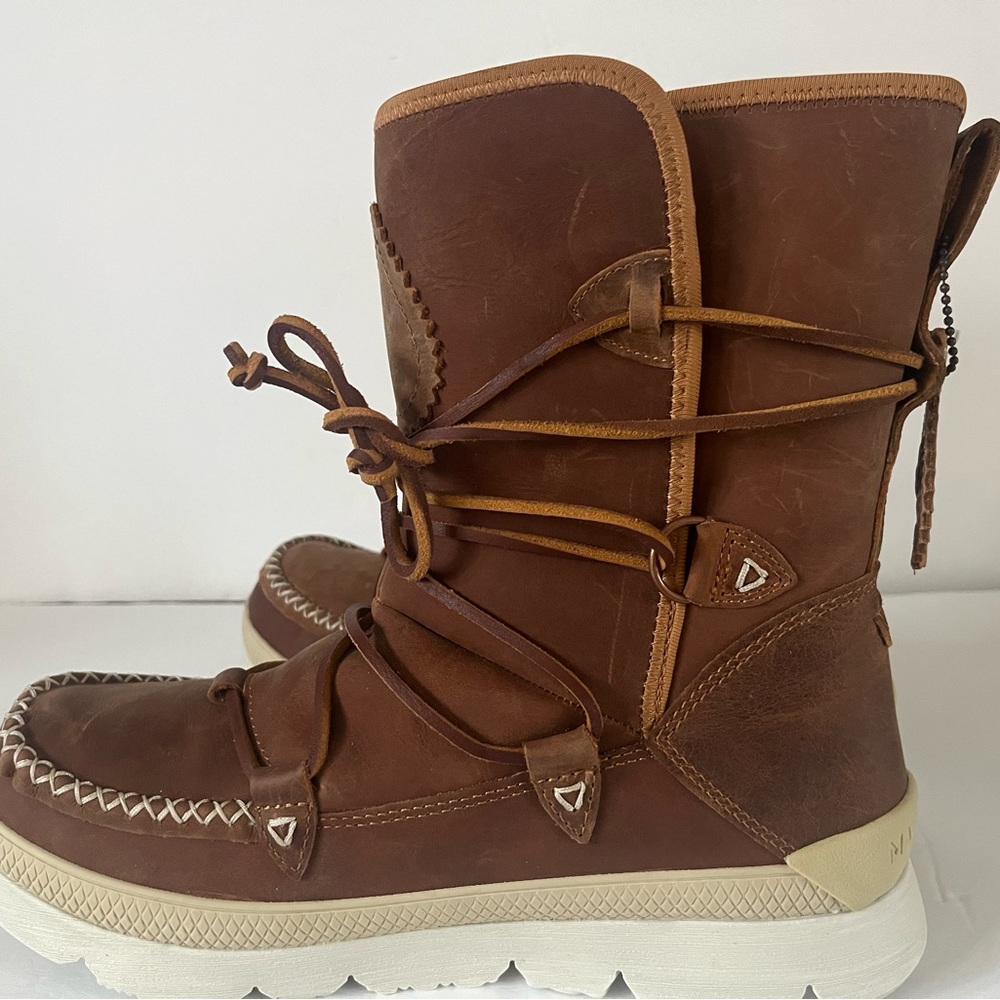 Women’s Manitoba’s Leather Boots NEW Size 10)